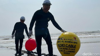 Ini ditandai dengan berlabuhnya golden buoy, semacam balon yang dipasang di kabel optik yang nantinya ditarik ke daratan yang selanjutnya disambungkan Foto: Agus Tri Haryanto/Detikcom