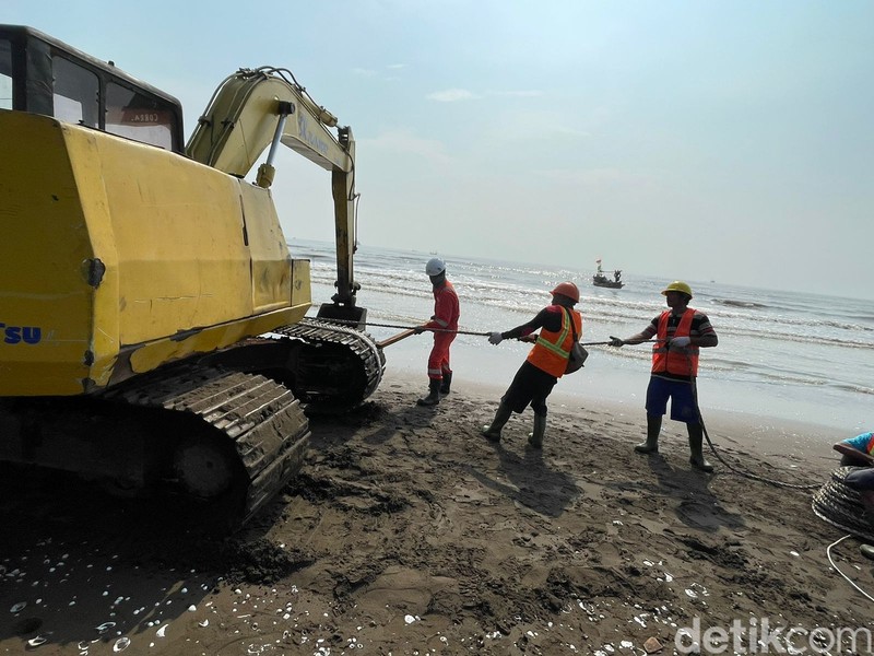 XL Axiata menarik kabel bawah laut Sistem Komunikasi Kabel Laut (SKKL) Echo yang menghubungkan secara langsung antara Indonesia dan Amerika Serikat.