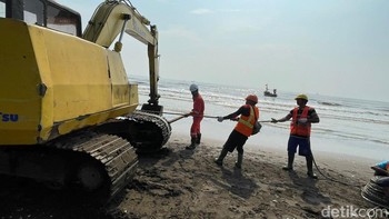 Proses penarikan SKKL Echo dari laut ke daratan ini dibantu menggunakan alat berat dan para petugas. Foto: Agus Tri Haryanto/Detikcom