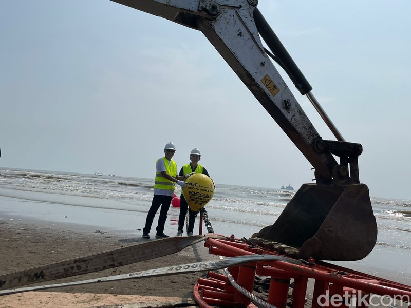 XL Axiata menarik kabel bawah laut Sistem Komunikasi Kabel Laut (SKKL) Echo yang menghubungkan secara langsung antara Indonesia dan Amerika Serikat.