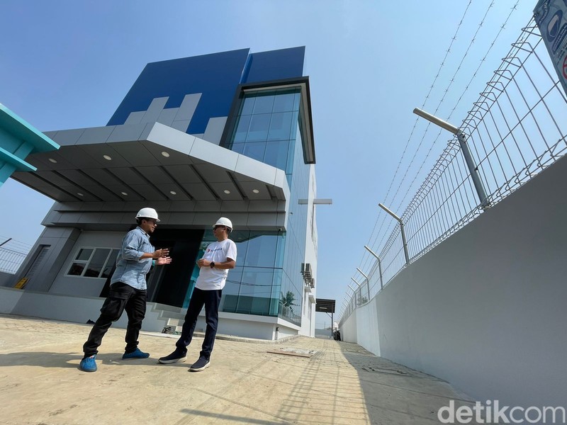 XL Axiata menarik kabel bawah laut Sistem Komunikasi Kabel Laut (SKKL) Echo yang menghubungkan secara langsung antara Indonesia dan Amerika Serikat.