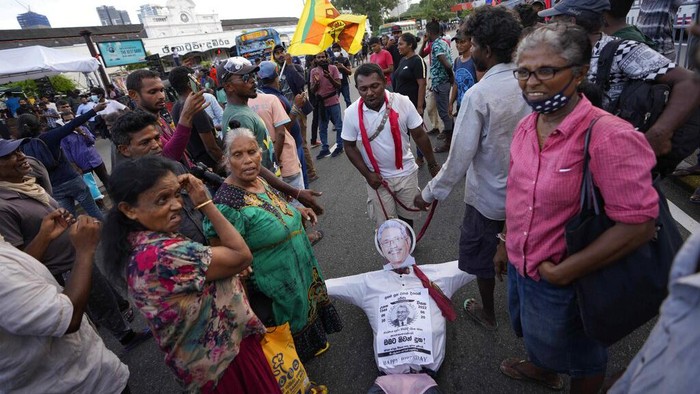 Sri Lankan students pull an effigy of President Gotabaya Rajapaksa as they march demanding him resign over the economic crisis in Colombo, Sri Lanka, Monday, June 20, 2022. (AP Photo/Eranga Jayawardena)