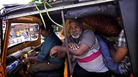 Antre dan antre di Sri Lanka, Kamis, (16/6/2022). Sri Lanka bangkrut setelah gagal menghentikan krisis ekonomi terburuk yang dihadapinya dalam sejarah kemerdekaannya. (AP Photo/Eranga Jayawardena)