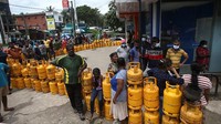 Antrean warge membeli gas elpiji di Kolombo, Sabtu (18/6/2022). Sri Lanka membutuhkan US$ 6 miliar dalam beberapa bulan mendatang untuk menopang cadangannya, membayar tagihan impor yang membengkak dan menstabilkan mata uangnya. (NurPhoto/Getty Images)