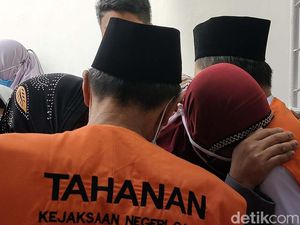 Tangis Keluarga Lepas Trio Jenderal NII ke Balik Jeruji Besi
