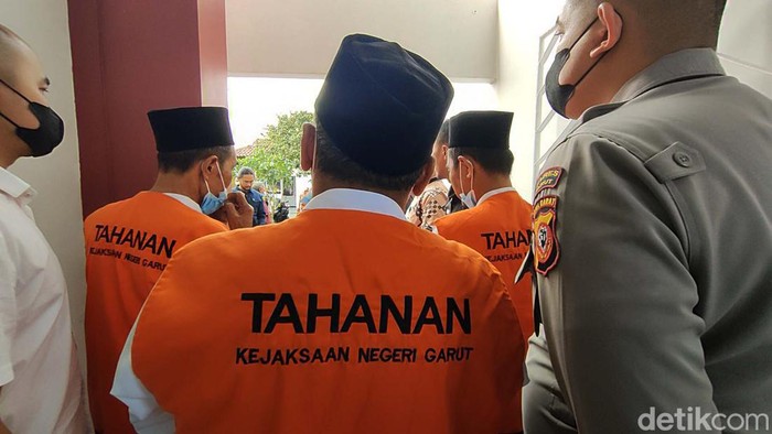 Trio Jenderal NII telah divonis bersalah kasus makar dan penghinaan terhadap lambang negara. Vonis ini disambut tangisan keluarga ketiga terdakwa.