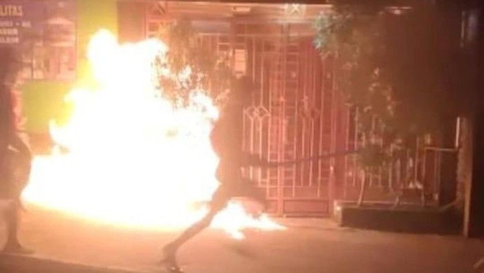 Tangkapan layar video viral pelaku tawuran lempar molotov di Bogor