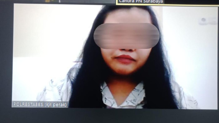 Terdakwa saat sidang telekonferensi di PN Surabaya