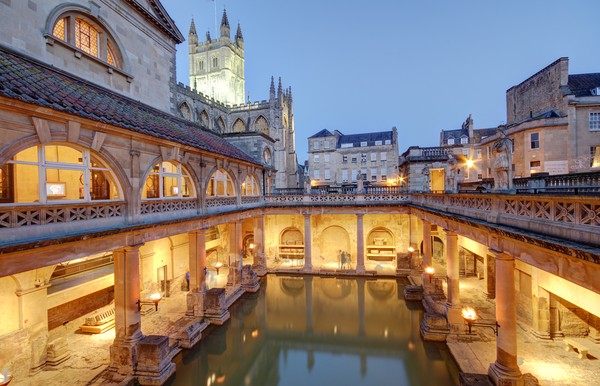 The Roman Baths, Bath di Inggris Raya. Posisinya di peringkat ke-8 (Foto: Getty Images/iStockphoto/olliemtdog) The Roman Baths, Bath di Inggris Raya. Posisinya di peringkat ke-8 (Foto: Getty Images/iStockphoto/olliemtdog)