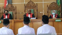 Majelis hakim menyatakan, ketiganya dijatuhi hukuman yang berbeda. Sodikin dan Jajang dihukum bui 4,5 tahun sedangkan Ujer lebih ringan yakni 1,5 tahun bui.