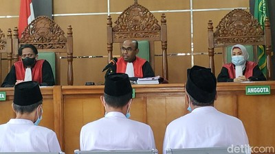 Berbaju Putih dan Peci Hitam, 3 Jenderal NII Garut Divonis Penjara
