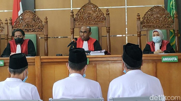 Trio Jenderal Negara Islam Indonesia (NII) menjalani sidang vonis di PN Garut, Kamis (23/6). Ketiganya divonis hukuman 1,5 tahun hingga 4,5 tahun bui.