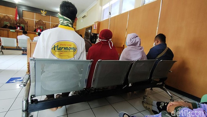 Tiga Jenderal NII Garut Divonis 4,5 dan 1,5 Tahun Trio Jenderal Negara Islam Indonesia (NII) menjalani sidang vonis di PN Garut, Kamis (23/6). Ketiganya divonis hukuman 1,5 tahun hingga 4,5 tahun bui.