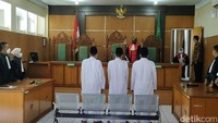 Sodikin, Jajang Koswara, dan Ujer Januari menjalani sidang vonis yang dipimpin ketua majelis hakim Harris Tewa di PN Garut, Jl Merdeka 123, Garut, Jawa Barat, Kamis (23/6/2022).