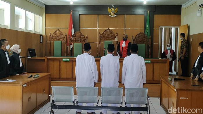 Trio Jenderal Negara Islam Indonesia (NII) menjalani sidang vonis di PN Garut, Kamis (23/6). Ketiganya divonis hukuman 1,5 tahun hingga 4,5 tahun bui.