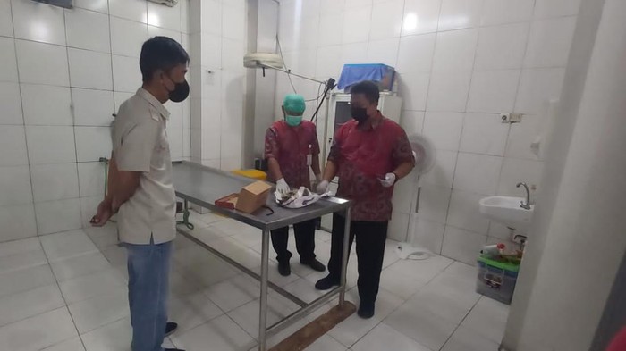 Tim dokter mengecek temuan tengkorak di tepi Sungai Ngringo, Jaten, Karanganyar, Rabu (22/6/2022).