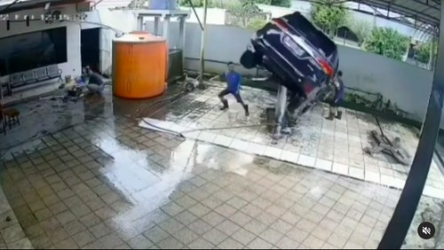 Toyota Fortuner terjungkal saat cuci mobil hidrolik