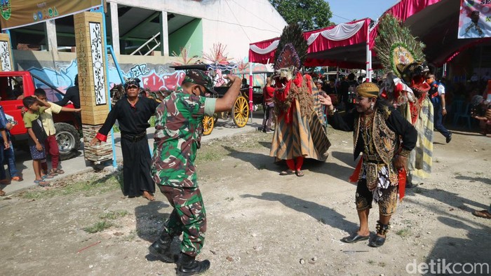 Tradisi apitan dalam rangka sedekah bumi di Desa Ngemplak Kecamatan Undaan, Kamis (23/6/2022).