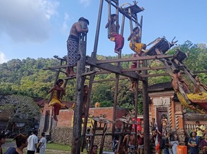Mengulik Tradisi Ayunan Jantra di Desa Tenganan Pegringsingan