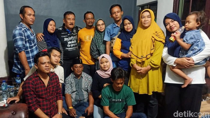 Umuh Muchtar bersama keluarga almarhum Sopiana Yusup.