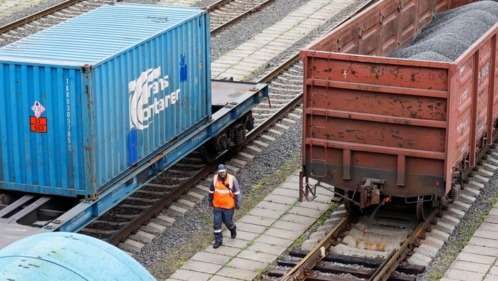 Uni Eropa Larang Kereta Barang Transit, Begini Suasana di Kaliningrad, Rusia A railway employee walks near freight cars, following Lithuania's ban of the transit of goods under EU sanctions through the Russian exclave of Kaliningrad on the Baltic Sea, in Kaliningrad, Russia June 21, 2022. REUTERS/Vitaly Nevar