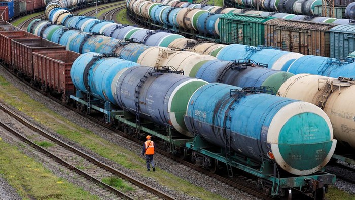 Uni Eropa Larang Kereta Barang Transit, Begini Suasana di Kaliningrad, Rusia A railway employee walks near freight cars, following Lithuania's ban of the transit of goods under EU sanctions through the Russian exclave of Kaliningrad on the Baltic Sea, in Kaliningrad, Russia June 21, 2022. REUTERS/Vitaly Nevar