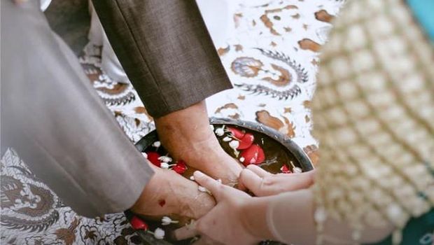 Upacara ngaras dan siraman dalam pernikahan adat Sunda.