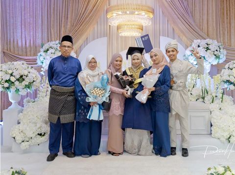 Viral pengantin wanita yang memakai toga saat hari pernikahan.