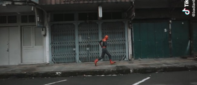 Badlan sebagai fotografer yang menangkap momen prewedding. Ia menjelaskan sesi foto itu diadakan pada 8 Mei 2022 di Jalan ABC, Bandung, Jawa Barat. Dalam video itu seolah-olah Lutfhi dan Dini beradu akting ala film Spiderman.  Foto: Dok. TikTok @badlanbamon.