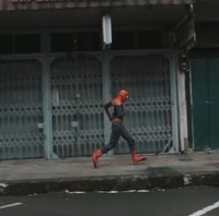 Badlan sebagai fotografer yang menangkap momen prewedding. Ia menjelaskan sesi foto itu diadakan pada 8 Mei 2022 di Jalan ABC, Bandung, Jawa Barat. Dalam video itu seolah-olah Lutfhi dan Dini beradu akting ala film Spiderman.  Foto: Dok. TikTok @badlanbamon.