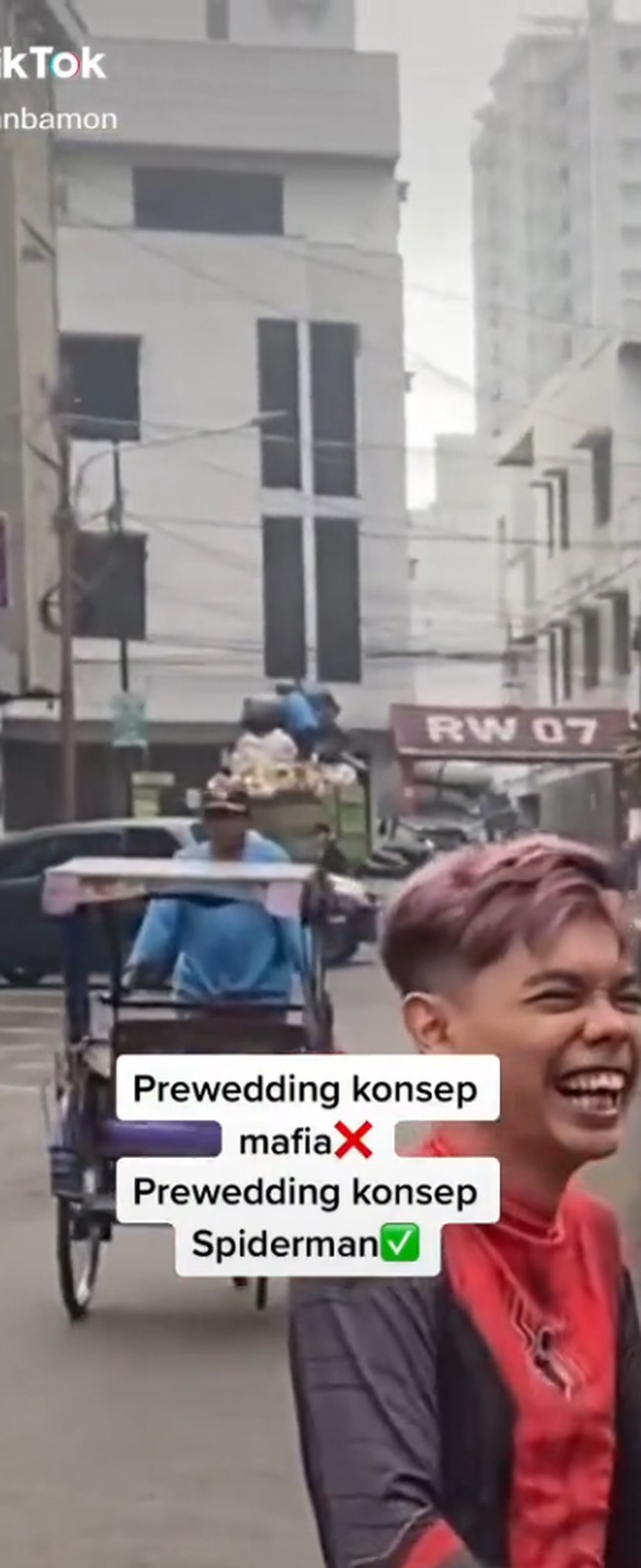 Pria yang berusia 21 tahun ini menceritakan kesulitan saat pengambilan gambar,Kesulitannya karena clientnya agak lumayan humoris. Jadi ketika mau membuat adegan serius agak susah malah jadi lucu, pada akhirnya dibuatkan videonya seolah-olah mirip parodi, pungkasnya. Foto: Dok. TikTok @badlanbamon.