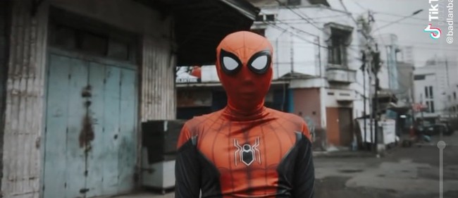 Sebuah video prewedding pasangan Indonesia bertemakan superhero ini mencuri perhatian warganet. Dalam video terlihat calon pengantin pria memakai kostum pahlawan super dari Marvel Comics, Spiderman. Foto: Dok. TikTok @badlanbamon.