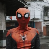 Sebuah video prewedding pasangan Indonesia bertemakan superhero ini mencuri perhatian warganet. Dalam video terlihat calon pengantin pria memakai kostum pahlawan super dari Marvel Comics, Spiderman. Foto: Dok. TikTok @badlanbamon.