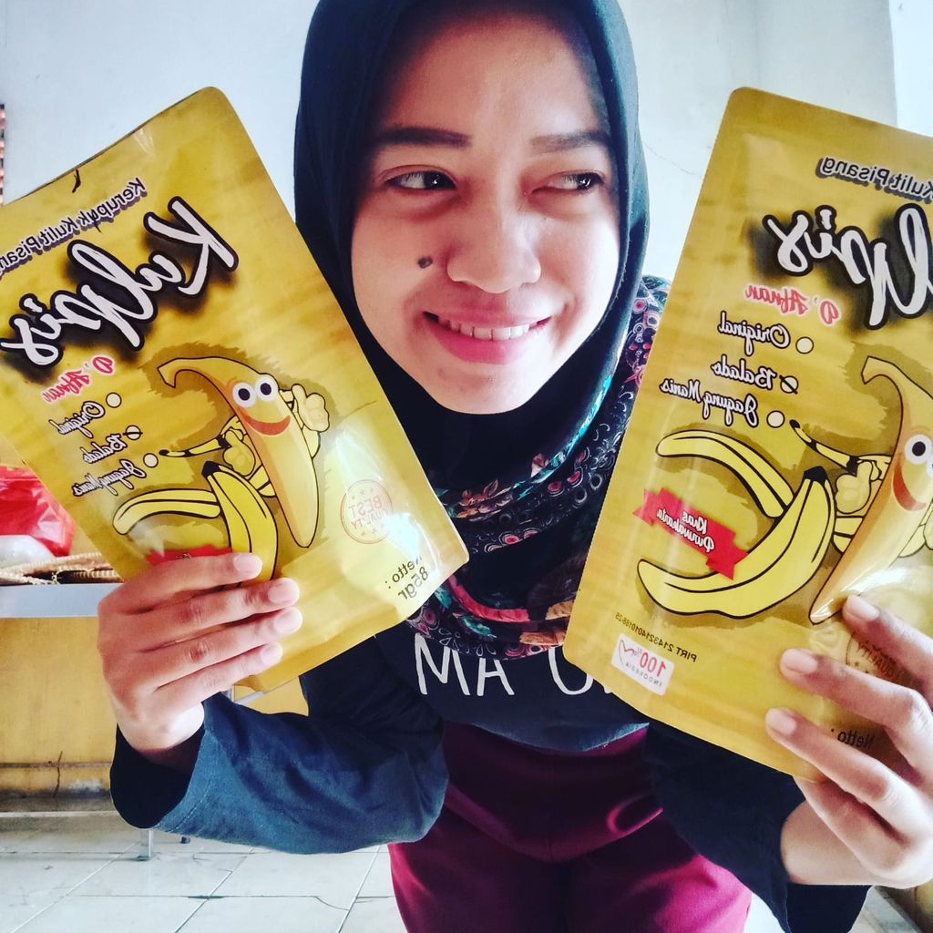 Wanita Korban PHK Olah Kulit Pisang Jadi Keripik Beromzet Puluhan Juta