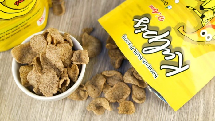 Wanita Korban PHK Olah Kulit Pisang Jadi Keripik Beromzet Puluhan Juta