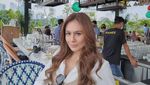 Tampil Awet Muda, Ini 10 Potret Cantik Wulan Guritno Saat Ngopi di Kafe