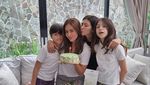 Tampil Awet Muda, Ini 10 Potret Cantik Wulan Guritno Saat Ngopi di Kafe