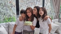 Potret harmonis keluarga Wulan Guritno kerap dibagikan di Instagram. Salah satunya momen ulang tahun Wulan yang berpose dengan ketiga anaknya. Foto: Instagram @wulanguritno