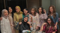 Wulan Guritno diketahui berteman dengan rekan selebriti lain. Ini momen mereka saat buka puasa bersama di sebuah restoran Jepang. Foto: Instagram @wulanguritno