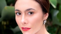Wulan Guritno merupakan aktris yang juga dikenal sebagai model. Potret cantik Wulan belakangan mencuri perhatian karena ia terus terlihat menarik walaupun usianya tak muda lagi. Foto: Instagram @wulanguritno