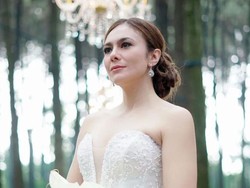7 Foto Terbaru Wulan Guritno Pakai Gaun Pengantin, Anggun Nan Seksi