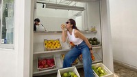 Jalan-jalan ke Bandung, Wulan Guritno sempat berkunjung sebuah kafe aesthetic yang menawarkan menu jus buah segar. Foto: Instagram @wulanguritno