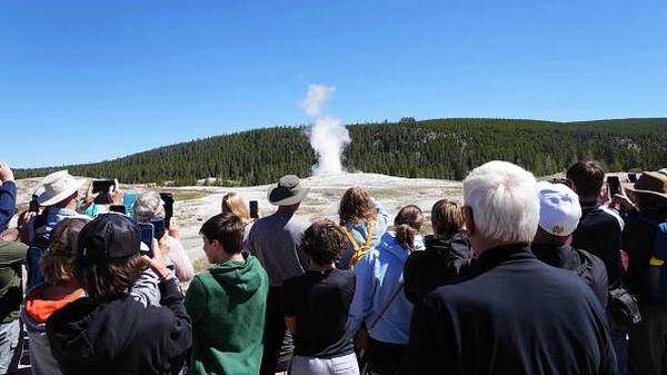 Warga antusias berdatangan ke Taman Nasional Yellowstone di hari pertama pembukaan usai ditutup selama dua pekan.  