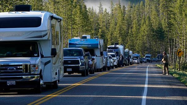 Deretan mobil antre untuk masuk ke Taman Nasional Yellowstone di Wyoming, Amerika Serikat, Rabu (22/6/2022) waktu setempat.  