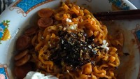 Makan malam pakai mie instan tentunya nikmat. Nya menambahkan telur dan sosis ayam sehingga total kalorinya 667 kkal.