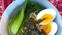 Menu diet Nya juga termasuk masakannya sendiri yang terlihat menggugah selera. Ada sup wonton dengan sayuran dan telur rebus sebagai menu sarapan.
