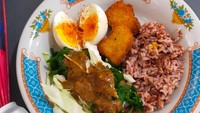 Sekaleng Coke tak akan mengacaukan dietmu, tulis Nya. Ia terlihat makan siang dengan nasi merah, chicken nugget, pecel sayur, dan telur rebus. 
