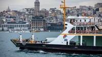 Kapal feri melintas di Selat Bosphorus. Di belakangnya terlihat Menara Gelata, menara bersejarah sejak abad pertengahan.
