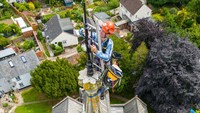 Arthur Needham memanjat tower gereja untuk mengecat lampu dan melakukan konservasi cagar budaya.