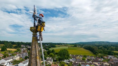 Berani, Petugas Konservasi Panjat Tower Gereja Setinggi 37 Meter